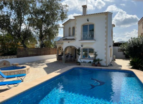 Chalet en la Playa con Piscina Privada - holaVivienda Inmobiliaria
